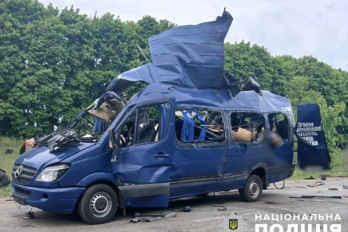 Horrifying footage from Sumy region: the enemy shelled a passenger bus, there are casualties
