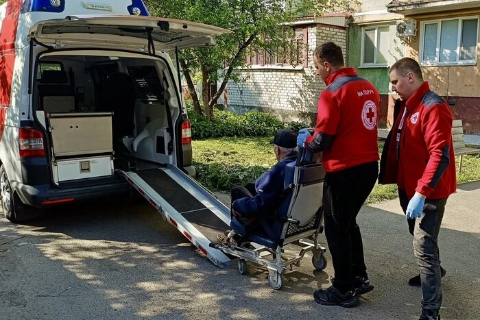 У чотирьох областях України зʼявиться соціальне таксі: як це працюватиме