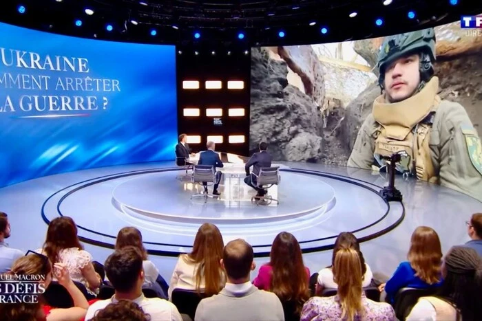 Ukraiński żołnierz poprosił o broń u prezydenta Macrona