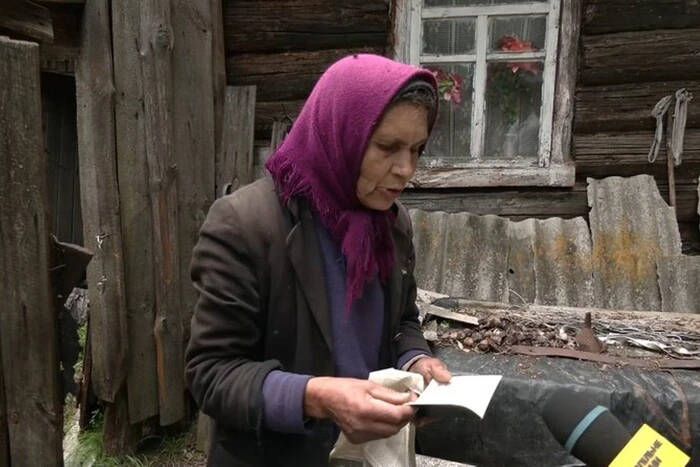На Чернігівщині жінка живе одна серед лісу та без пенсії 