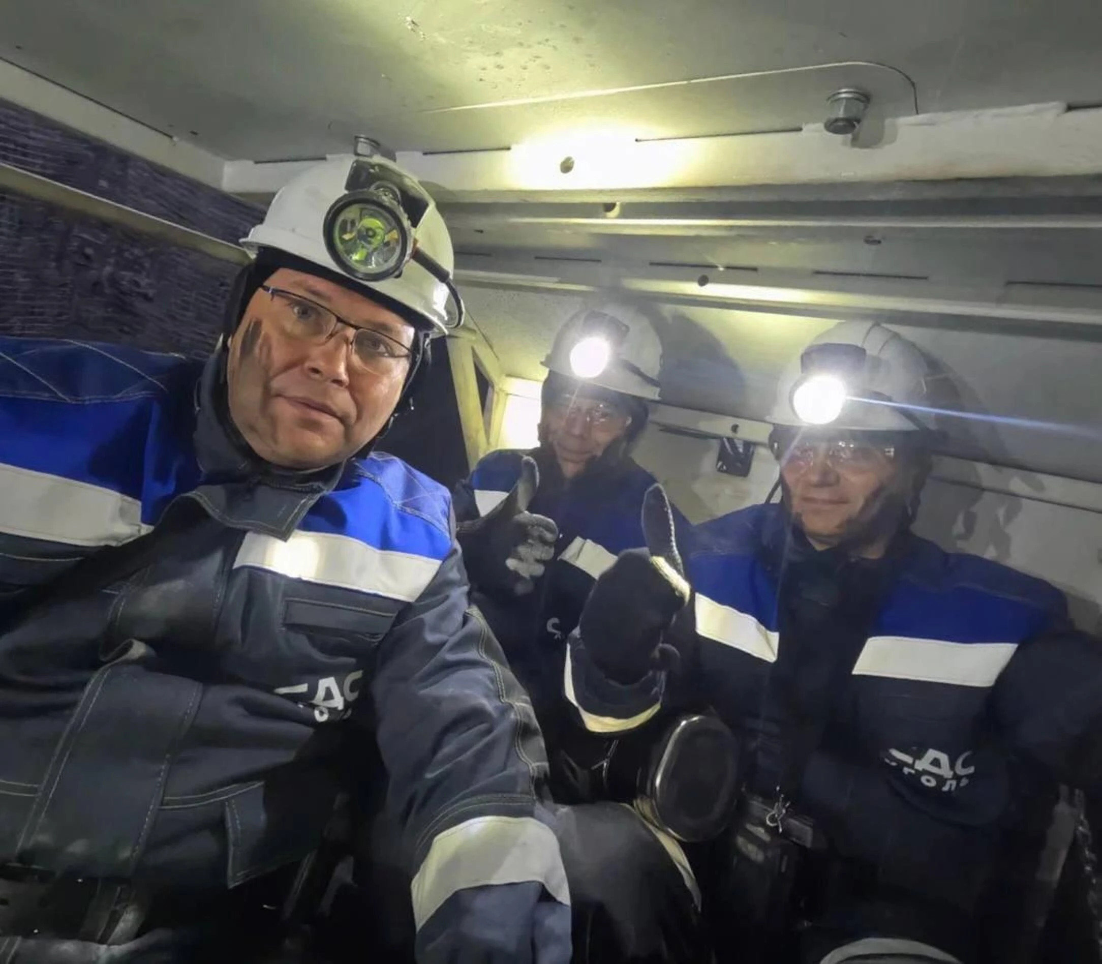 Social media mock Russian official over coal makeup
