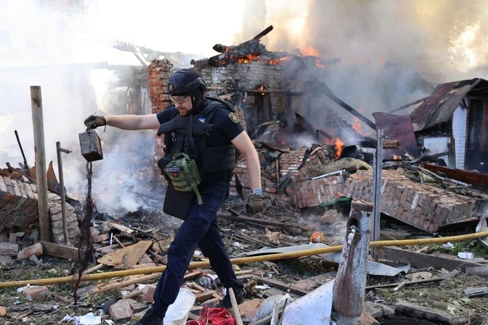 Полтава: дроны ударили по зданию ТЦК и жилым домам (фото)