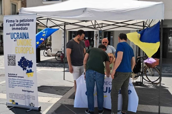 In Italy, a man attacked volunteers who were gathering signatures for Ukraine's accession to the EU
