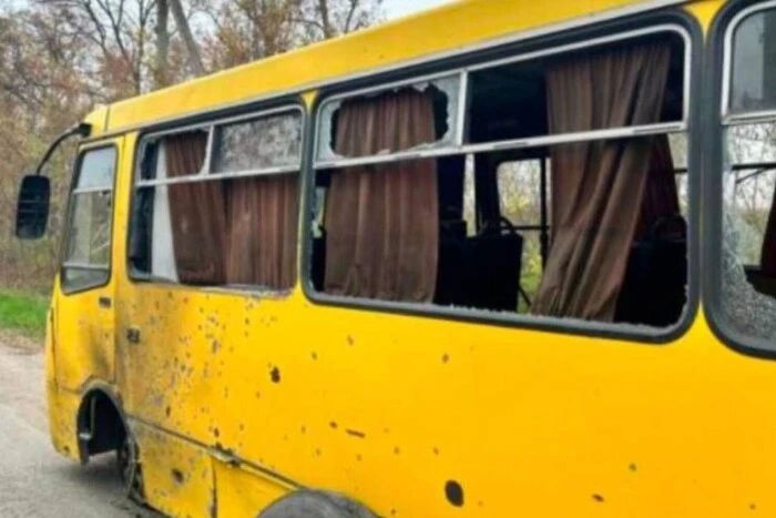 Оккупанты атаковали пассажирский автобус в Херсоне, есть пострадавшие