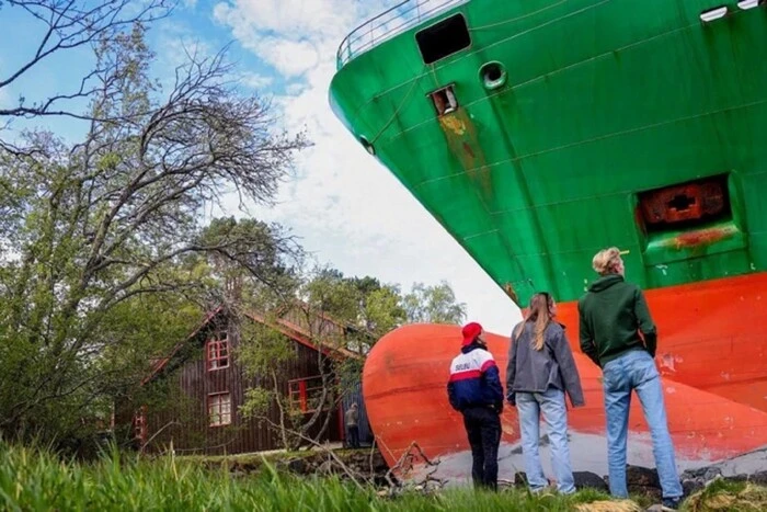 Ein Mann wachte auf und sah ein riesiges Schiff neben seiner Veranda