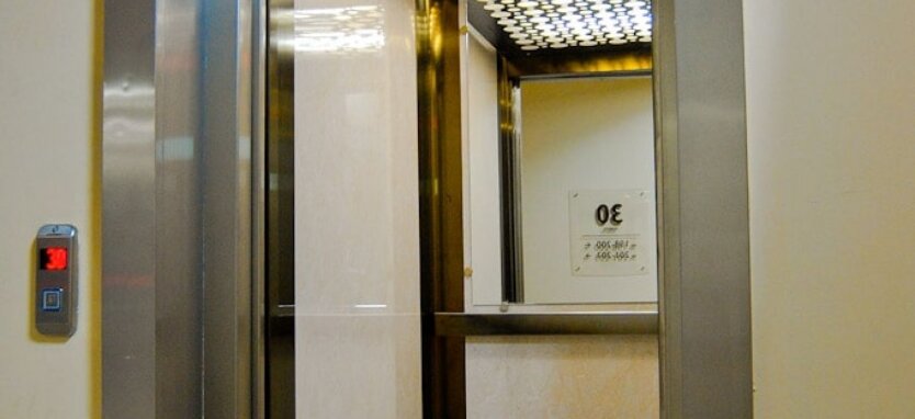 Masowo blokują windy: ekspert Popenko ujawnił nowy komunalny szantaż Ukraińców