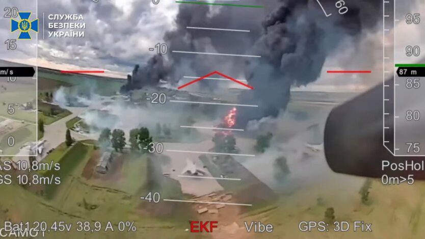 СБУ показала новое видео удара по российскому бомбардировщику Ту-22М3