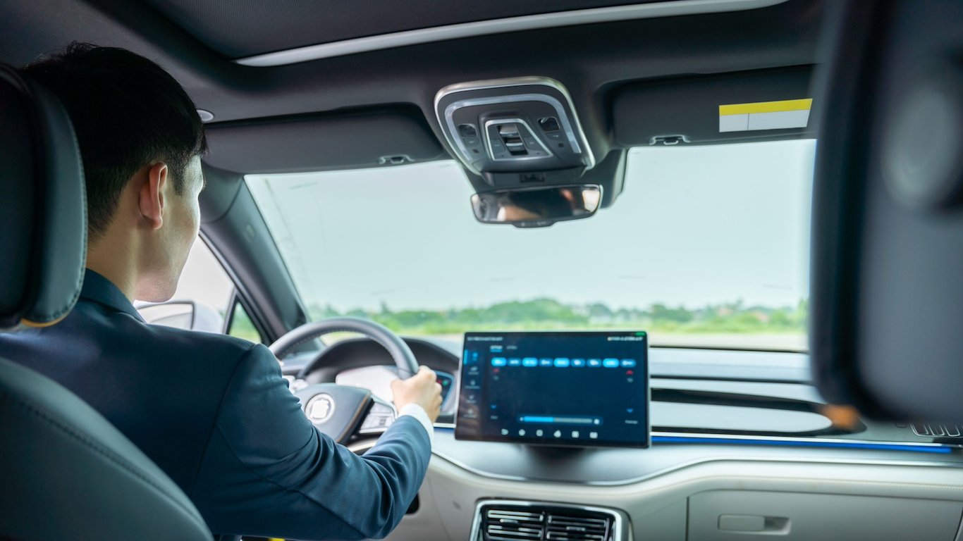 Warum Fahrer in Elektroautos Übelkeit verspüren und was man dagegen tun kann