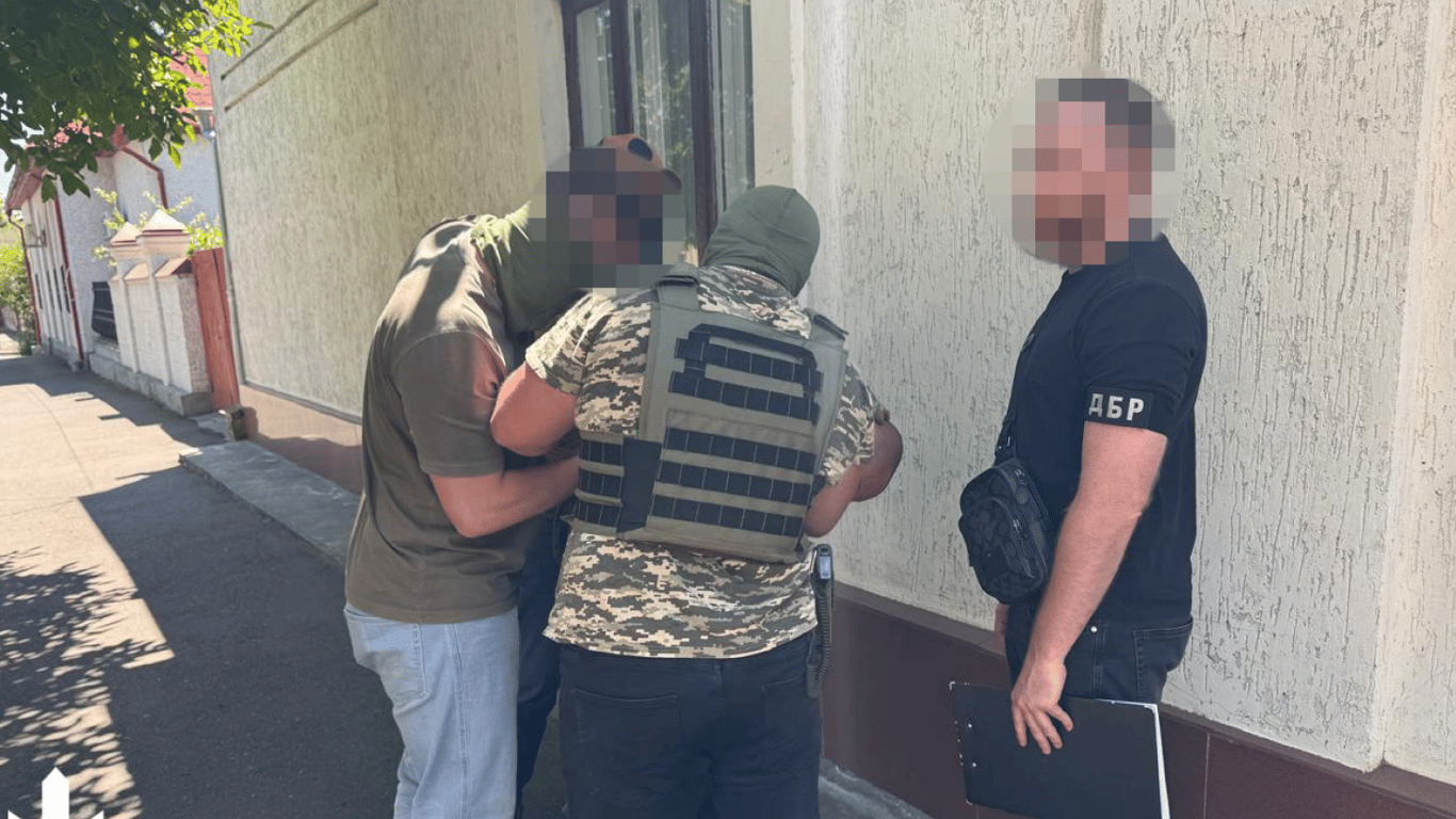 Family business - in Odesa, father and son were freeing people from the army