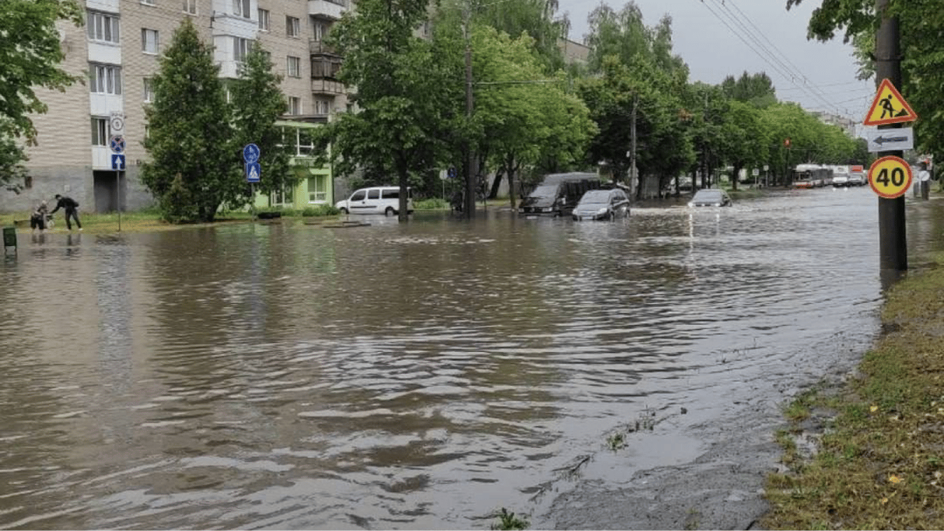 Łuck zostało przykryte potężnym deszczem - meteorolodzy ogłosili niebezpieczeństwo