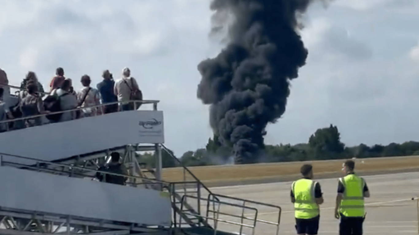 A plane crashed near London - video of the plane crash