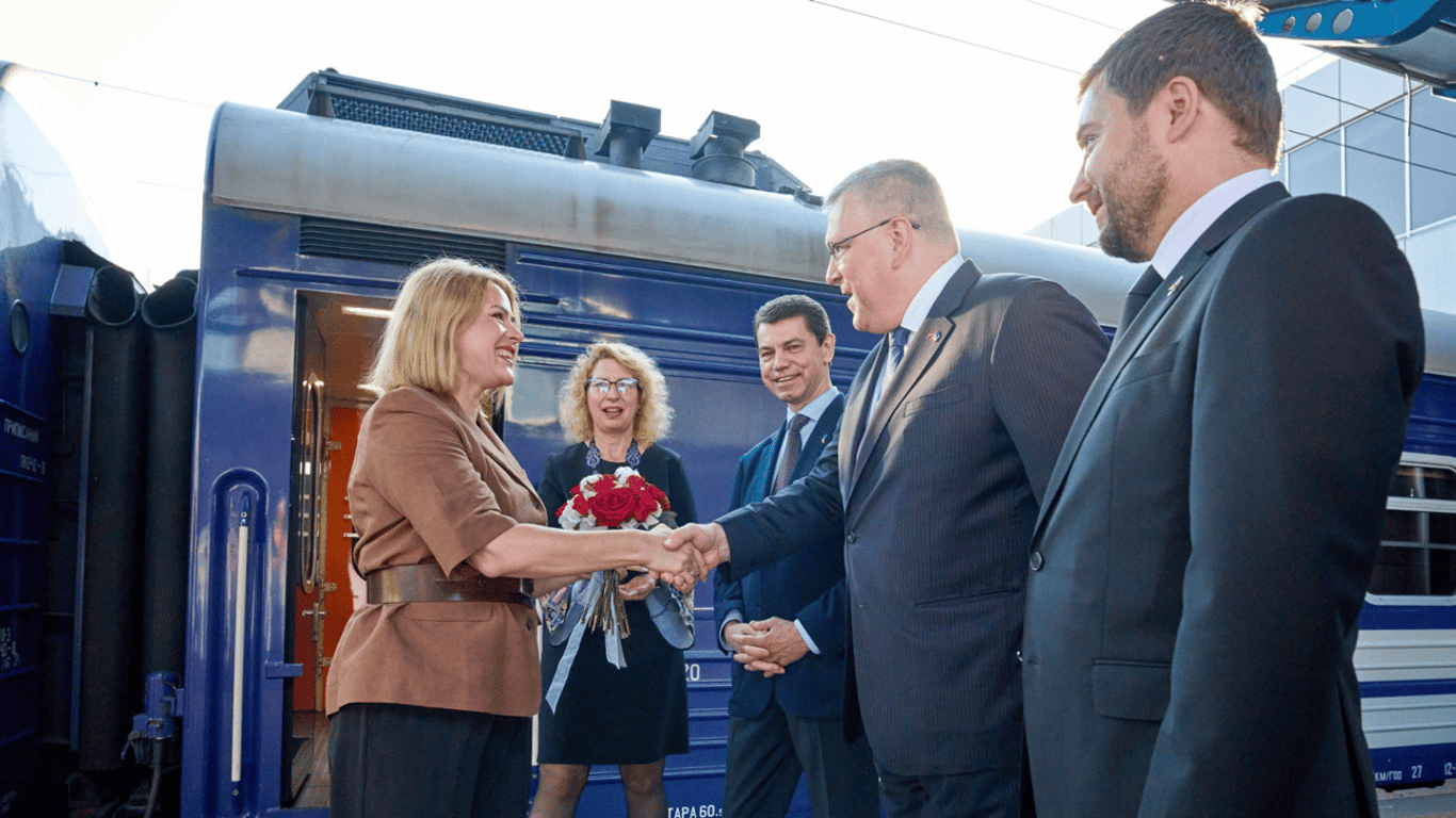 Latvian Prime Minister Arrives on a Visit to Kyiv