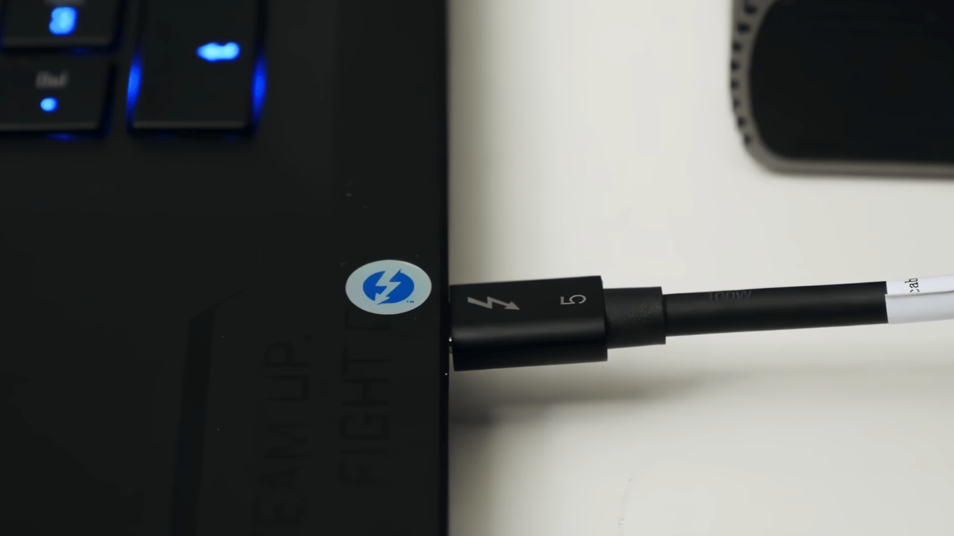 Nie tylko symbol — co oznacza błyskawica na kablu USB
