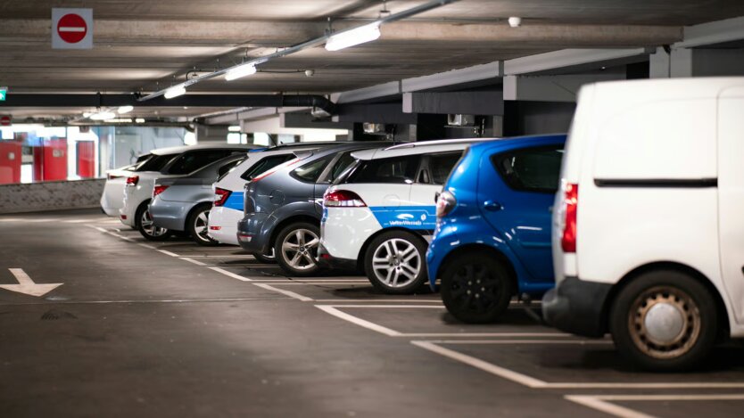 Brak miejsc parkingowych, kary – rekordowe: Popenko opowiedział, jak dusi się kierowców bez alternatyw